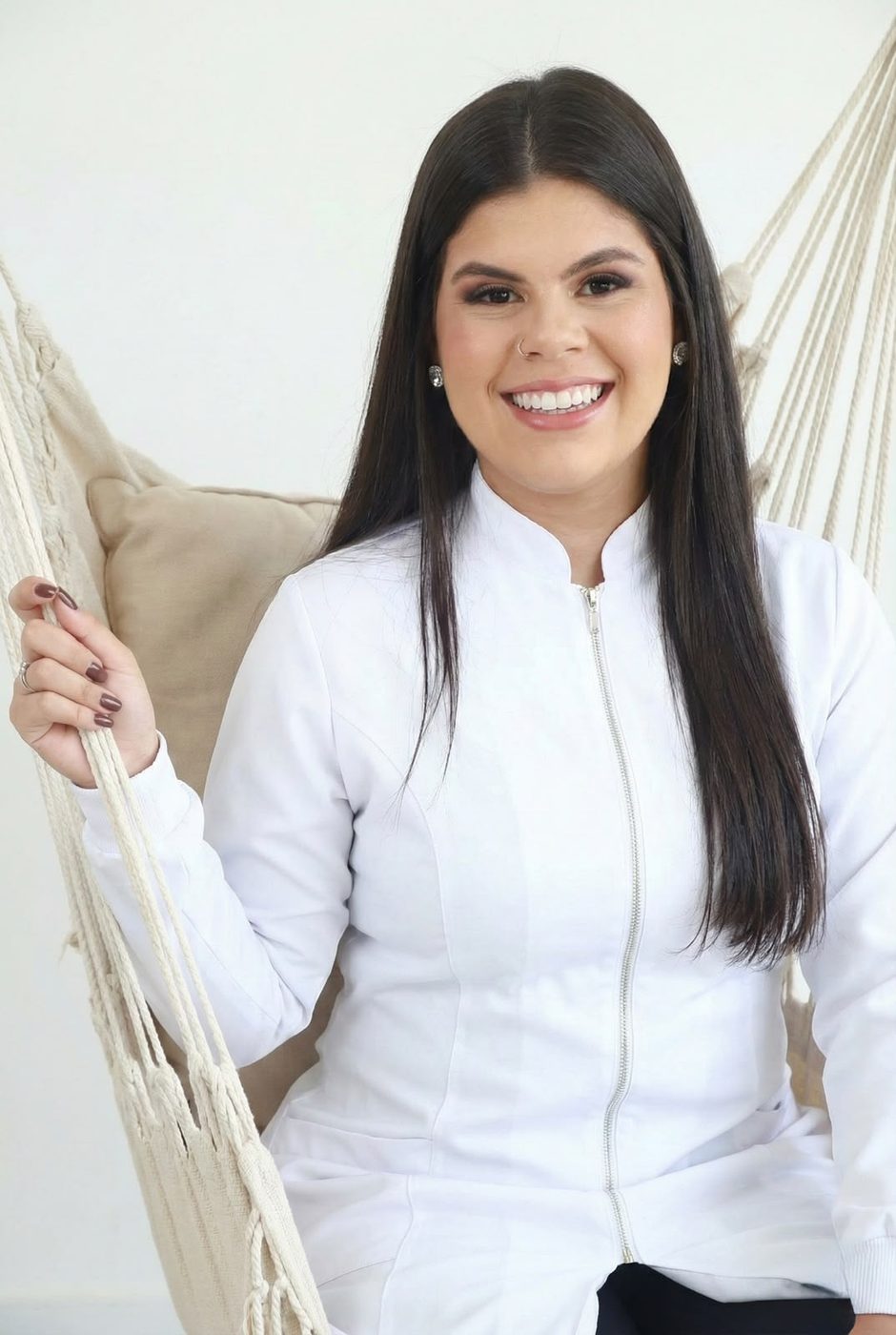 Drª Ester Barbosa de jaleco branco